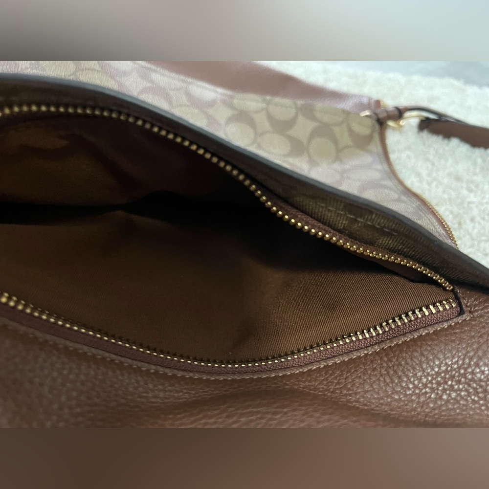 Coach - Picture 7 of 10